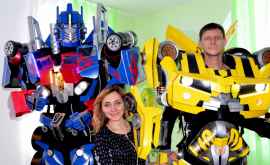 Roboții Transformers pe străzile unui oraș din Ucraina FOTO