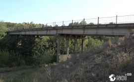 Заброшенный мост в Анений Ной в любой момент может рухнуть ВИДЕО