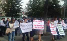 Profesorii și liceenii liceului Orizont au protestat în faţa Parlamentului