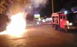 Un automobil a luat foc în sectorul Buiucani al capitalei FOTO