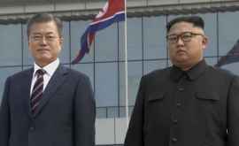 Liderul sudcoreean primit fastuos la Phenian de Kim Jongun