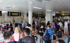 Zeci de moldoveni blocați în subsolul unui aeroport din Londra
