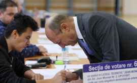 Traian Băsescu ignorat în ultimul hal la o secţie de vot din România