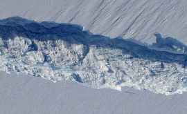 От антарктического ледника откалывается огромный айсберг