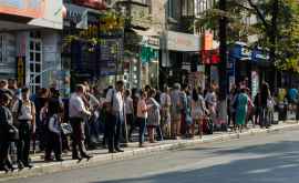 Staţii pline cu oameni care aşteaptă transportul public în capitală FOTO