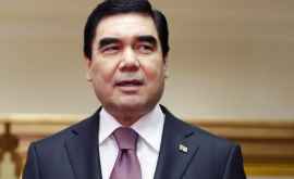Preşedintele Turkmenistanului ridică o bară de haltere din aur în aplauzele miniştrilor 