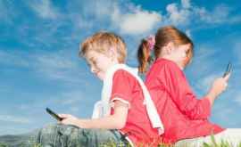 Cum influențează statul pe telefon sănătatea mintală a copilului