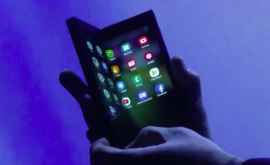 Samsung a prezentat telefonul flexibil VIDEO