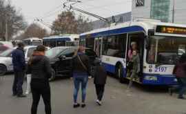 Un şofer a blocat circulaţia troleibuzelor din sectorul Sculeni FOTO 