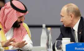 Кремль объяснил неформальное приветствие Путина и принца Саудовской Аравии