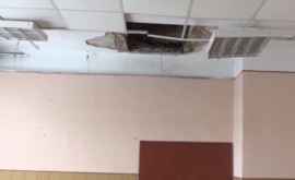 В бельцком лицее упала часть потолка одного из классов ВИДЕО