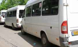 Roata unui microbuz cu pasageri a sărit din mers în Chişinău VIDEO