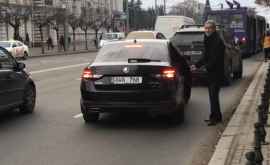 Mașina lui Leancă parcată neregulamentar pe bl Ştefan cel Mare VIDEO 