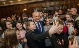 Кабинет президента Республики Молдова посетили десятки учащихся