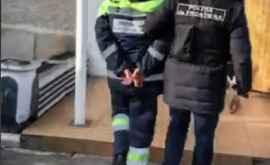 На мужчину надели наручники прямо в Кишиневском аэропорту ВИДЕО
