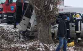Accident grav în satul Bozieni un microbuz sa izbit intrun copac