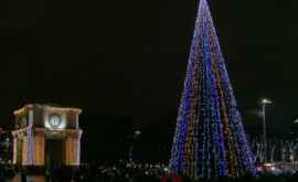 Когда уберут новогоднюю елку с центральной площади Кишинева