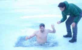 На Крещение верующие купались в ледяной воде 
