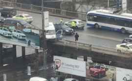 Ce riscă șoferul microbuzului aflat la un pas de a se prăbuși de pe pod