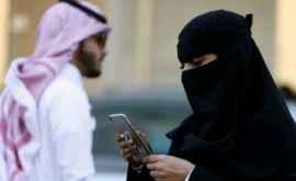 Как мужчины из Саудовской Аравии контролируют путешествия своих женщин
