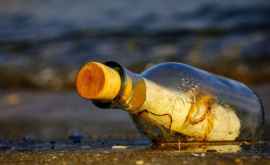 Pe o plajă din Texas a fost găsită o sticlă cu un mesaj vechi de 65 de ani FOTO