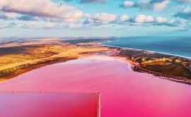 Lacul roz care îi uimeşte pe turiștii din toată lumea FOTO