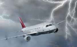 Пассажир запечатлел момент удара молнии в летящий самолет ВИДЕО