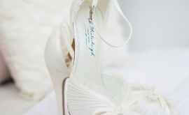 Мать невесты оставила ей послание на свадебных туфлях