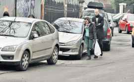 Un activist cere Primăriei să nu permită parcarea pe unele străzi
