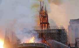 Arde catedrala NotreDame din Paris Una dintre turle sa prăbușit LIVE VIDEO