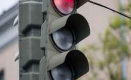 Atenție Un semafor care dirijează circulația rutieră dintro intersecție nefuncțional