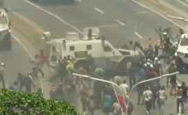 Военные кадры из Венесуэлы Бронированная машина въехала в протестующих ВИДЕО