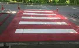 Primul marcaj rutier de culoare albroșu a apărut în Chișinău VIDEO