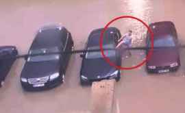 Potop în Chișinău Un șofer filmat cum intră pe fereastra mașinii VIDEO