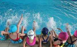 La Vulcănești copiii sînt instruiți să înoate gratis