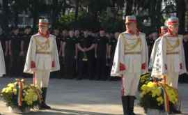 Un militar din Garda de Onoare a leșinat la ceremonia de depunerea oficială de flori