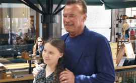 Arnold Schwarzenegger ia oferit activistei Greta Thunberg un automobil electric