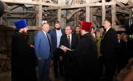 Игорь Додон и посол России передали в дар храму в Вулканештах церковную утварь