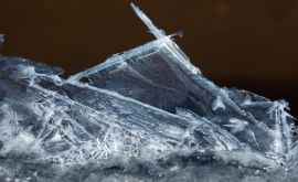 Учёные объяснили почему лёд такой скользкий