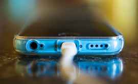 Ce riști dacă folosești porturi USB publice sau cabluri împrumutate