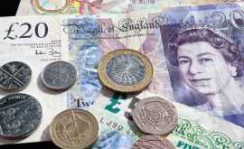 Taina pachetelor cu bani care apăreau periodic pe străzile unui orășel din Marea Britanie