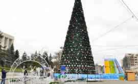 Новогодняя атмосфера улетучивается с центральной площади снимают елку и огоньки