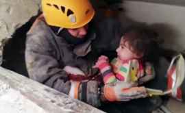 Чудо после землетрясения в Турции Спустя сутки изпод обломков извлекли девочку ВИДЕО