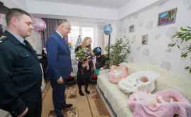 Președintele a felicitat un cuplu familial cu ocazia naşterii tripleţilor