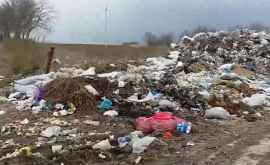 O groapă de gunoi neautorizată se extinde și poluează aerul și apele la Suruceni