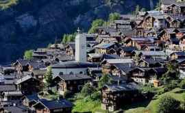Locuitorii unui sat din Elveția invitați săși părăsească locuințele pentru 10 ani