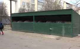 В Бельцах началась установка мусорных площадок закрытого типа