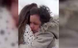 Reacția unei fetițe care șia văzut mama după o lună de despărțire VIDEO