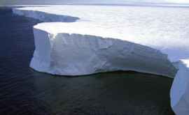 În Antarctica a început să se distrugă cel mai mare aisberg A68