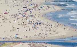 Десятки тысяч туристов штурмовали пляжи США ФОТО